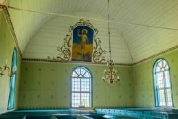Dekoren, i form av en stilliserad tallkvist, målade Carl Larsson på kyrkans väggar för att öka hemtrevnaden i kyrkorummet.