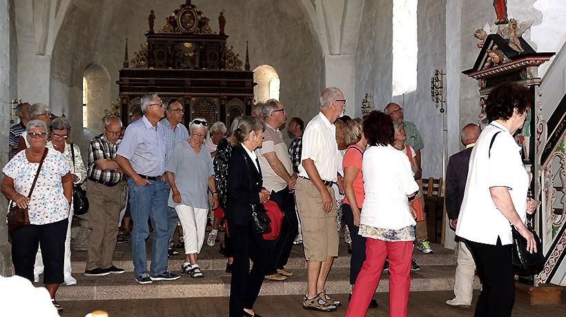 Den dominerande byggnaden är Å Kirke, som