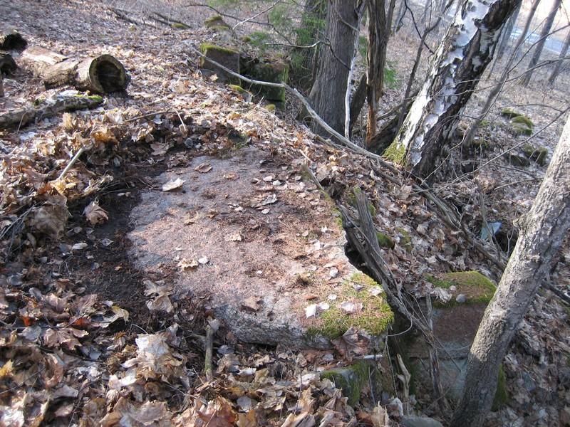 (Bild 4) En trappsten på ovansidan av suterränggrunden. Foto: Joakim Johansson, 2006.