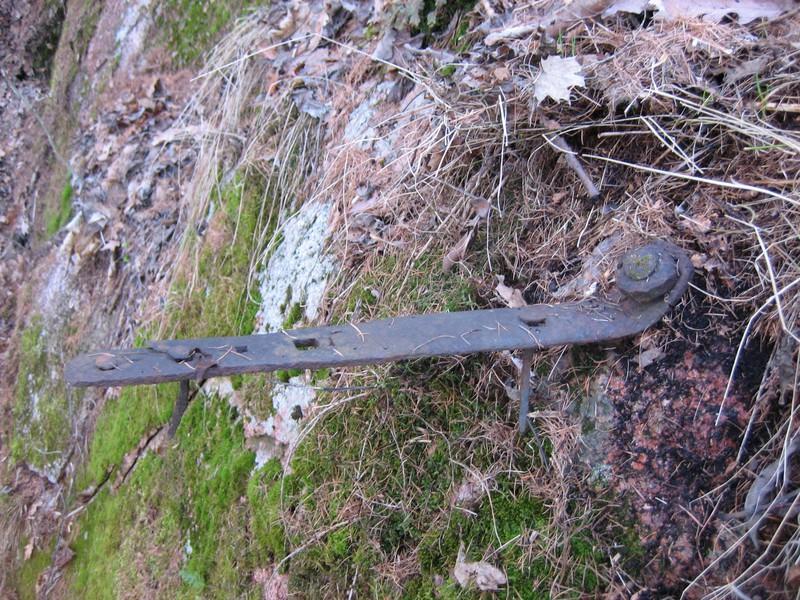 Ett järn som varit förankring i berget finns kvar. Foto: Joakim Johansson, 2006.
