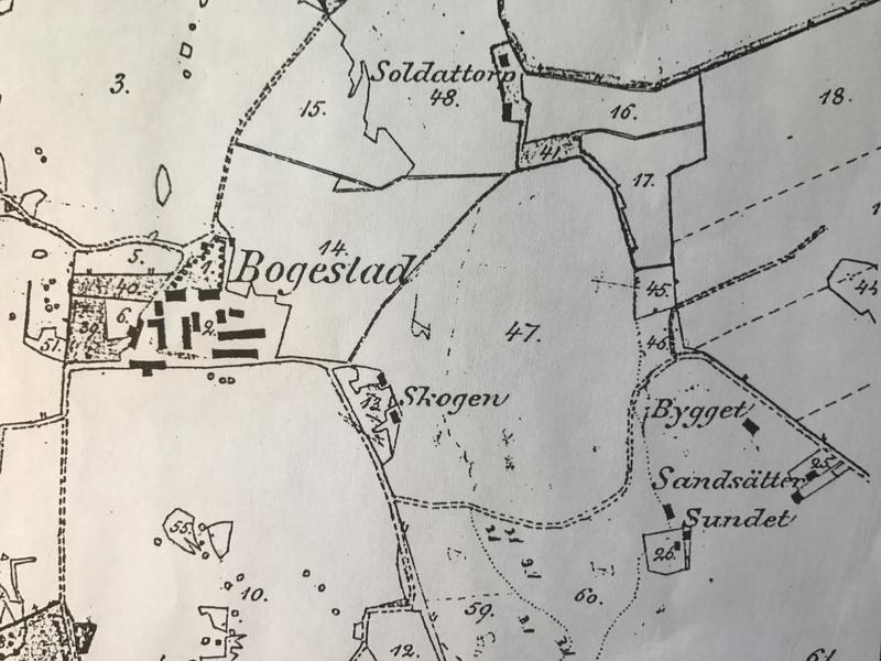 markerad på platsen. Den ena kartan från 1873 är över Bogestads ägor och där står det Bygget vid platsen för husgrunden (bild 6).