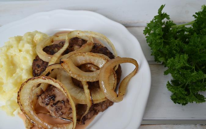 TORSDAG PANNBIFF SERVERAD MED STEKT LÖK OCH POTATISMOS 50 MIN 1. Skala och koka potatisen i lättsaltat vatten i ca 20-25 minuter. Känn efter med en sticka att den är klar. 2. Skala och riv löken och lägg den i en bunke.