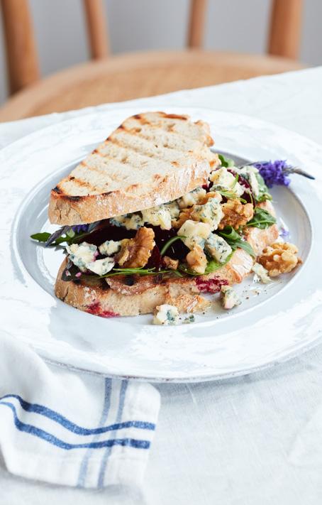 ÄDELOSTSALLAD MED ROSTADE VINDRUVOR 1 kg vindruvor 1 st squash 300 g Bistro Ädelost smulad pistagenötter torkade fikon ¼ dl vit balsamico Sätt ugnen på 200.