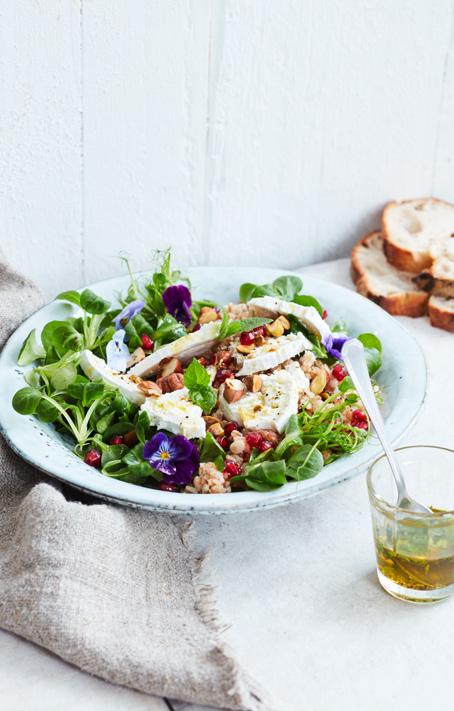 SALLAD MED MATHAVRE OCH CHÈVRE 2 dl mathavre 10 skivor Président Chèvre 2 st granatäpple rostade nötter (ätbara blommor) ¼ dl vitvinsvinäger 2 msk hackade örter Koka mathavre enligt anvisningar på