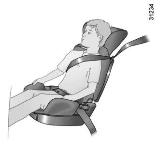 BARNSÄKERHET: förhöjande barnkudde Endast ett säte för förhöjning får användas. Förhöjningar Från 15 kg eller 4 år kan barnet sitta på en förhöjning där bältet kan anpassas efter barnets storlek.