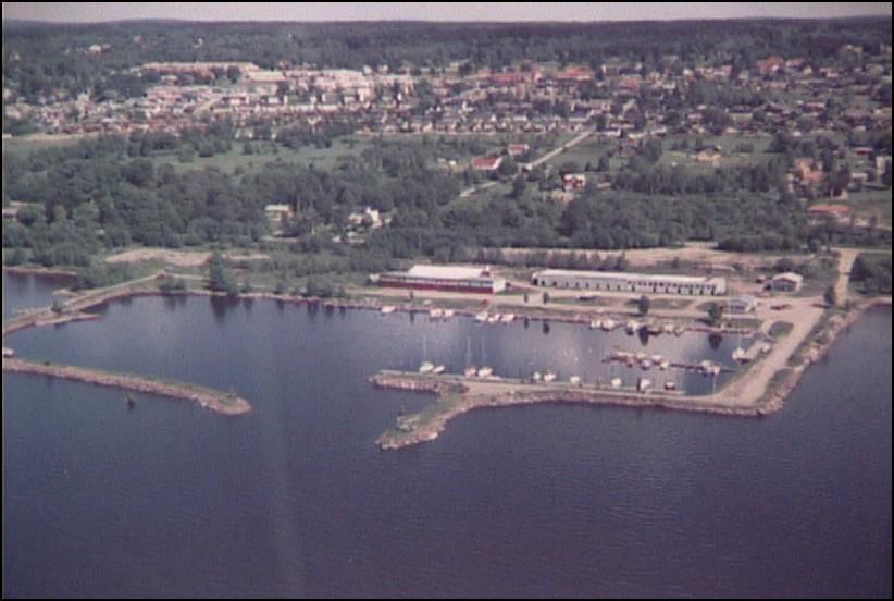 Den gamla pålbryggan tas bort och nya flytbryggor byggs som ersättning för både denna och ytterligare två äldre flytbryggor. Där pålbryggan hade stått muddras hamnen med en slängskopa från land.