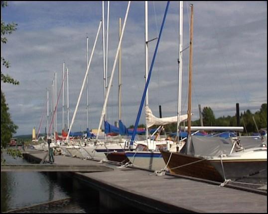 bryggor 100-bryggan ligger längst ut i hamnbassängen. Djupet är cirka 1,8 2,3 m och här ligger de flesta segelbåtarna. Alla platser har gångbar 8 m Y-bom.