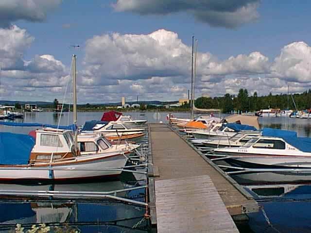 Bryggan är främst avsedd för mindre båtar. El- och vattenuttag på bryggan. 300-bryggan ligger längst in i hamnbassängen.