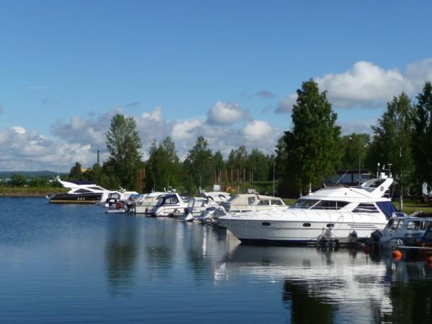 Längst bort ligger en mindre brygga i rät vinkel mot 300-bryggan. Den är privat och får nyttjas efter tillstånd av ägaren eller hamnkaptenen.