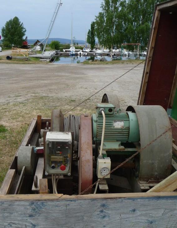 För 4 båtar blir det 1000+600+600+600=2800 700/båt. För bogsering av båtvagn med klubbens traktor på annan dag än ordinarie sjösättnings- eller upptagningsdag tas en avgift på 200:- ut.