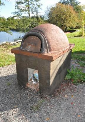 52 Foto: Linda Grey Lerkonstruktioner är ofta lätta att reparera på grund av lerans vattenlöslighet. 53 Avfall/Deponi När leran tjänat ut sin roll, t.ex.