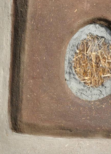 lera ofta blandas med andra material eller byggs tjockare för att höja isoleringsförmågan. Halmblandad lera har ett lambdavärde på ca 0,70 W/mK. Halm som täckts med ett tunt lager lera, s.k. lättlera, har ett värde på 0,30 W/mK.