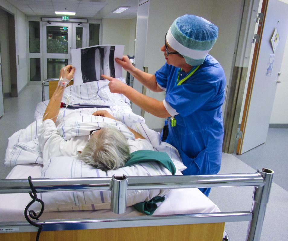 Operationen En knäledsoperation tar cirka 1 timme i anspråk och är idag en standardiserad operation med individuell anpassning. Operatören öppnar leden framifrån med ett ca 20 cm långt snitt.
