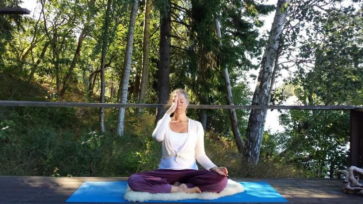 5. En meditation för att hantera ditt eget sinne för dig som vill ha ett mentalt lugn Så här gör du: Sitt med rak rygg med benen i kors eller på en stol.