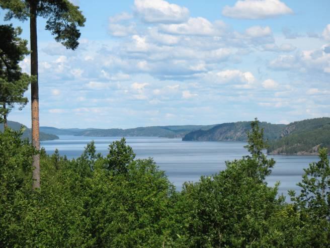 Vildmarksområdet Nordvästra delen av Dalsland utgör ett område där moräntäcket är så tunt att berget går i dagen nästan överallt på höjdryggarna mellan sjöar och myrar.