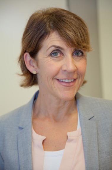 LÄGG FISKEN PÅ DISKEN - EN SMARTARE FÖRETAGSKULTUR Föreläsare: Andrea Jovell Andrea Jovell anlitas av företag och organisationer för att utveckla verksamheten genom en smartare företagskultur.