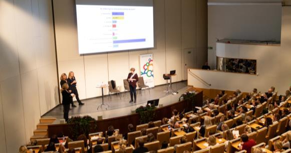 Seminarium i sal C Att tolka och behandla svåra symtom vid kognitiv sjukdom Referat av Kerstin Witalis, vårdutvecklingsledare, PKC Tre stolar på scenen symboliserade de olika faserna i demenssjukdom.