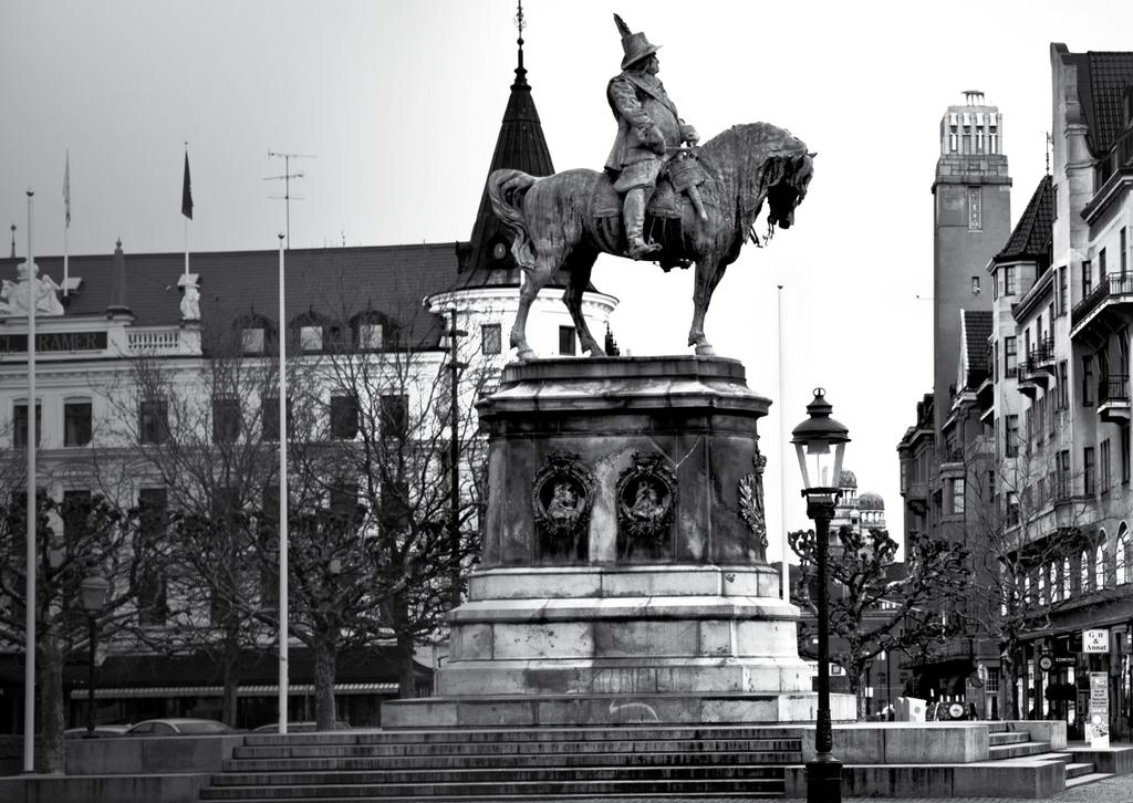 Välkommen till Malmö. Nycklarna ligger under mattan. Fastighets AB Malmö City har hjärtat i hjärtat av Malmö.