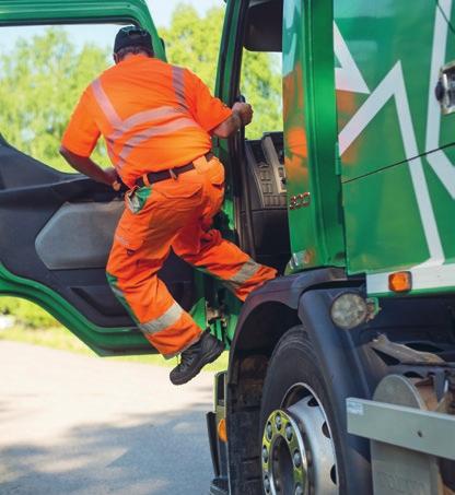 Att hoppa ur hytten innebär en stor belastning på rygg, höfter, knän och fötter. Beräkningar visade att ländryggen vid sådana hopp utsätts för stora kompressionskrafter.