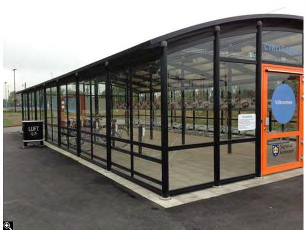 Garaget ligger bakom/efter bussterminalen och avståndet är 250 meter till pendeltåget, därmed måste alltså cyklisten gå förbi bussterminalen för att sedan komma till pendeltåget.