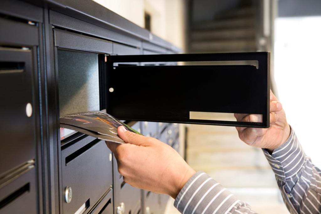 Använd expanderande plugg som är avsedda just för lättbetong. Fackhandel kan ge dig exakta uppgifter om dessa pluggar. Tegelväggar Väggar av tegel är ungefär lika hårda som de av betong.