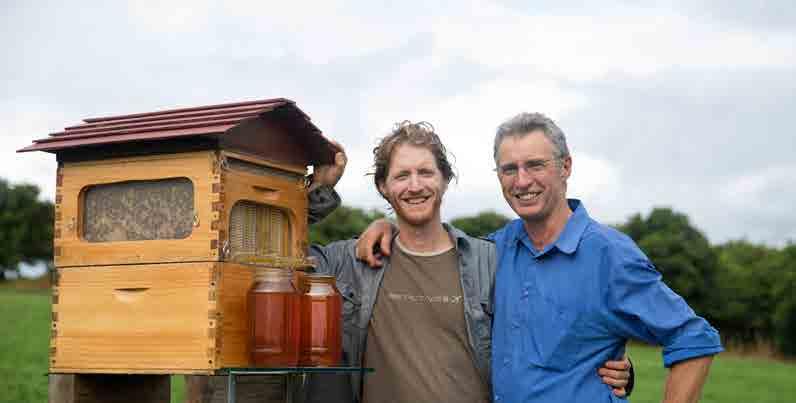 Far (Stuart) och son (Cedar) Anderson, Byron Bay, NSW, Australien. Stuart till höger och Cedar till vänster.