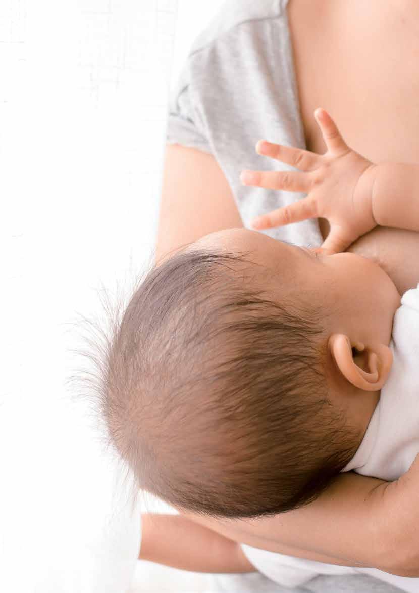 Mamma och baby är tillsammans under hela sjukhusvistelsen. Dygnet-runt-vård hjälper föräldrarna att känna igen babyns hungerssignaler och att svara på babyns behov.