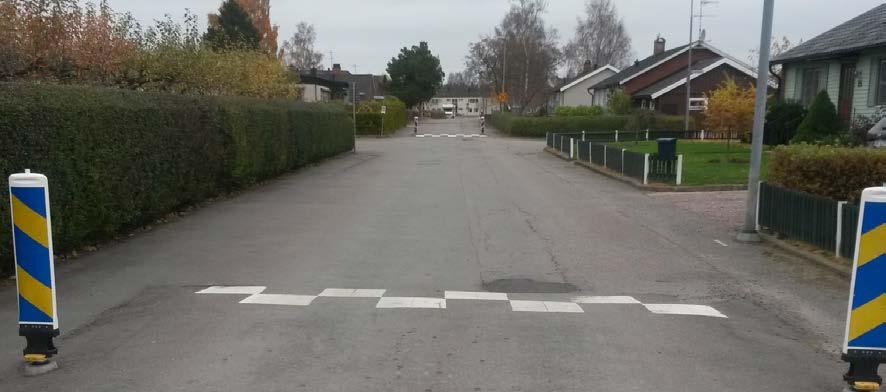 Mellan det nybyggda området och korsningen med Ängsvägen sträcker sig Parkvägen genom äldre villabebyggelse. Gångbanor saknas här och vägbredden är cirka 7.25 meter.