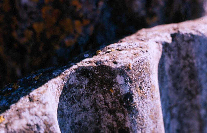 En sten med bildstensform från Bäcks i Endre som våren 1992 flyttades in till Fornsalen i Visby har 15 slipskåror, av vilka flertalet går ut över stenens ena sida.