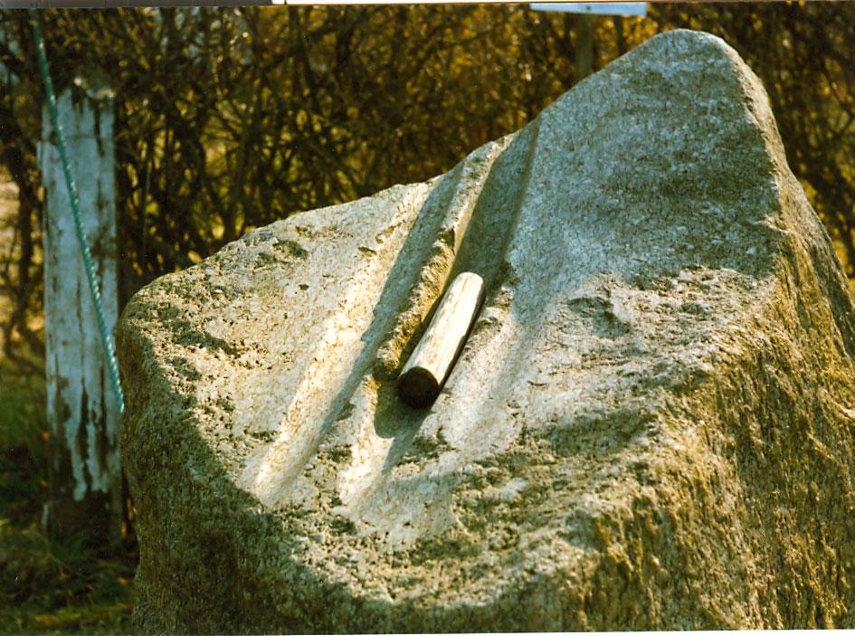 Slipytestenar De flesta slipskårestenar är även slipade på andra ytor. Hela stenens översida är oftast mer eller mindre slipad. Slipningen kan vara utförd före skårornas tillkomst eller efter.