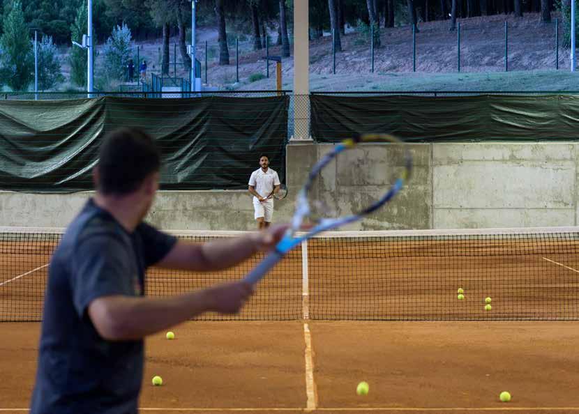 En tennisbana Klass EN12193: 4 x 8 m 12 x 244 W BVP650 2 30K