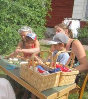 Med välslipade liar inleddes slåtterdagen den 16 juli. Ängens hö hässjades och rågen skördades. Av den rensade råghalmen kunde den som ville tillverka dockor.