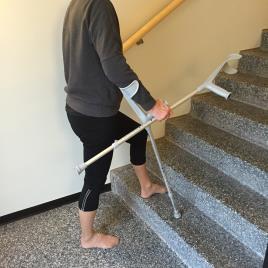 Trappgång Så här gör du för att gå i trappa: Uppför: Gå med det icke opererade benet först och kliv därefter intill med det opererade. Låt kryckor följa det opererade benet.