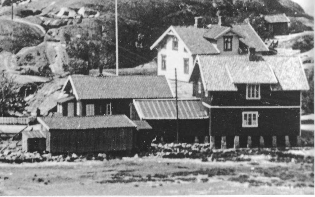 Konsum som det såg ut 3 år efter uppförandet. Fotot är taget från sydost 1924. I det nya föreningshuset var affären inredd i den östra delen av huset med förråd i den västra.