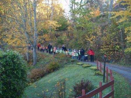 Miniambassadörer för Biosfärområde Vänerskärgården med Kinnekulle 19 oktober I strålande solsken och i samverkan med Hållbart Avstamp, förskolorna i Vinninga och Filsbäck, Biosfärområde