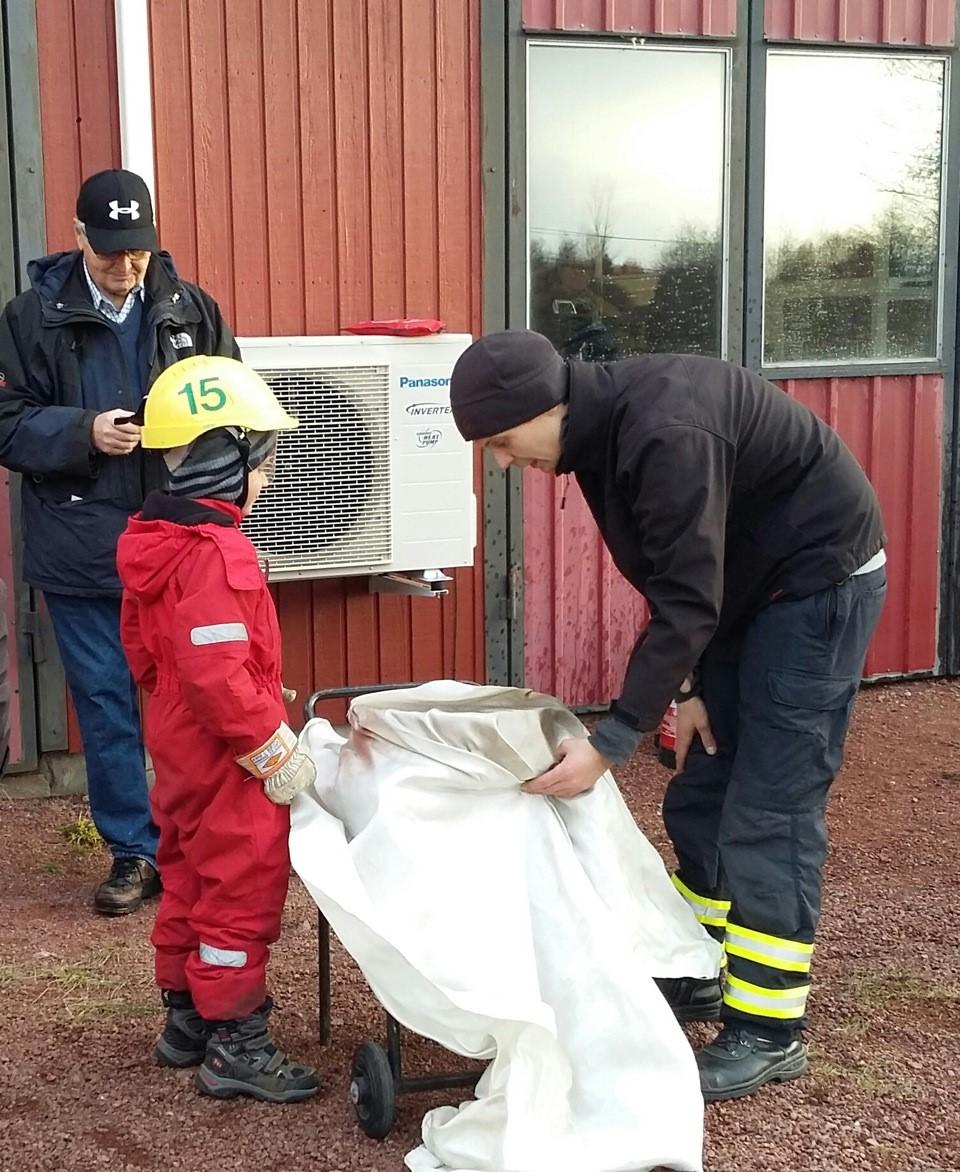 EN DAG PÅ BRANDSTATIONEN Öppet hus hos Kökar FBK Den 26/11 genomfördes evenemanget "En dag på brandstationen" av brandkårer i hela Finland.