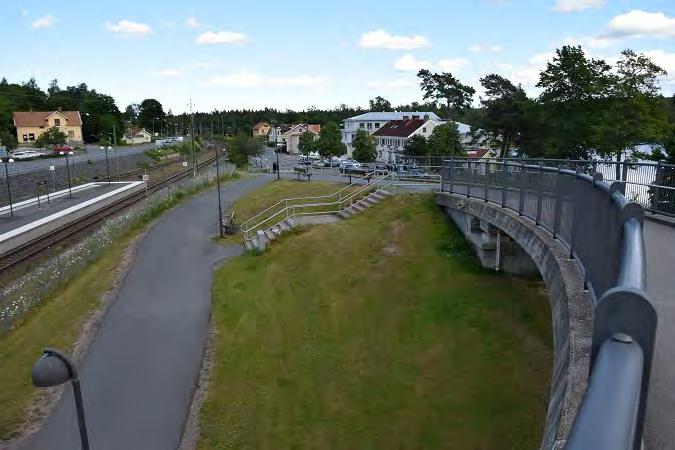 Förbindelser En gång- och cykelbro förbinder de båda sidoområdena till plattformen. Från bron går det trappor och en hiss ner till plattformen.