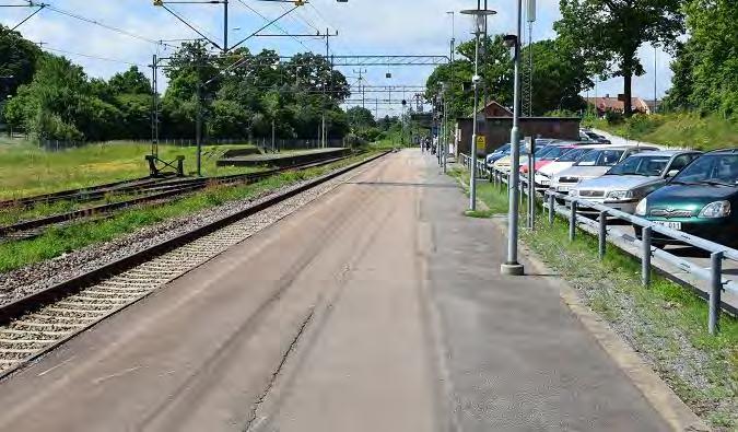 Det finns en planövergång kvar till södra plattformen som kan fungera som genomfart för fotgängare. En busshållplats med regional busstrafik finns i anslutning.