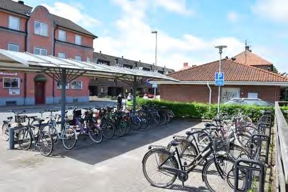 Bilparkering med 100 % beläggning finns i nära anslutning på både norra och södra sidan stationen. Även särskild parkering för funktionshindrade finns på både norra och södra sidan.
