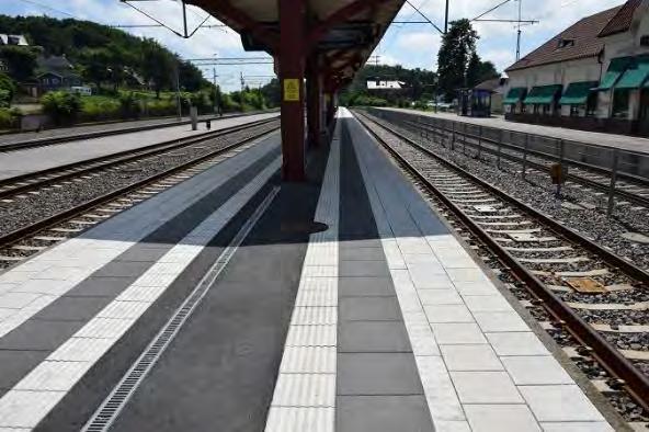 Stationen består av en sidoplattform och en mellanplattform och totalt tre spår. Stationen ansluter till busstrafiken och bildar en knutpunkt i orten.