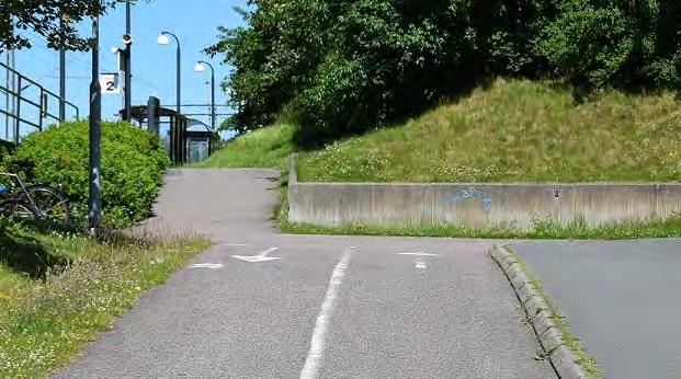 Förbindelser De två plattformarna förbinds genom en gång- och cykeltunnel som ansluts av ramper och trappor. Det förekommer stora höjdskillnader och kantstenar förhindrar god tillgänglighet.