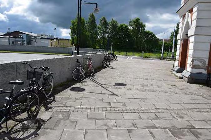 Mötespunkt för ledsagning saknas. Bilparkering finns på andra sidan hårt trafikerad riksväg.