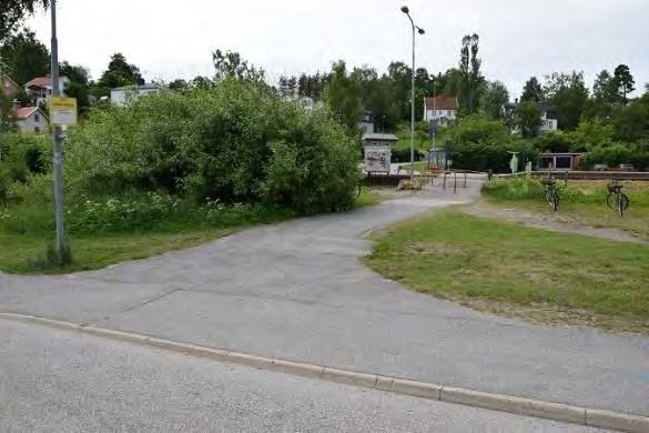 Resecentrumfunktioner Det saknas ett anslutande stationshus. Det finns två hållplatslägen för regionala bussar, en på västra sidan och en på östra.