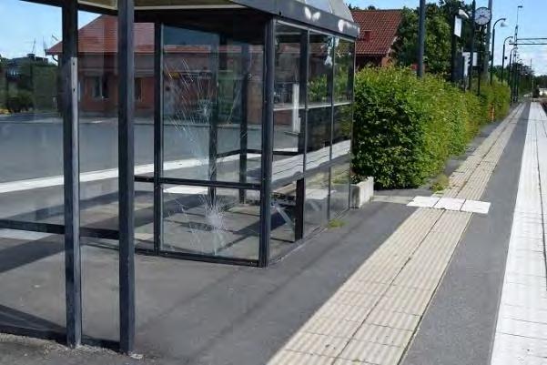 Busshållplats finns i anslutning med regionala busslinjer, även tågersättning finns.