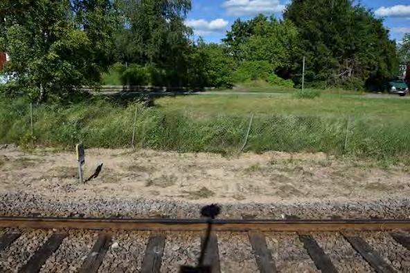 Ett stationshus finns intill station med väntrum och butiksverksamhet. Plattformar En enkel sidoplattform med markplattor som ytskikt. Ledstråk saknas längs hela plattformen.