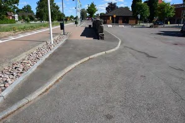 En ramp avgränsas med hög kantsten utan nedsänkt passage, alla ramper saknar ledstång och avåkningsskydd. Figur 87. TV: Ramp med hög kant utan nedsänkt passage.