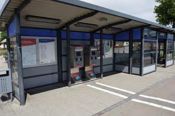 Anslutning till busshållplats med regional busstrafik skapar en naturlig knutpunkt. Plattformar Stationen består av en sidoplattform och en mellanplattform med totalt tre spår.