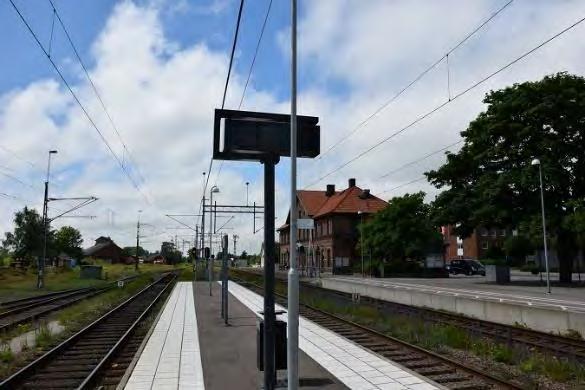 Mellanplattformen saknar ledstråk, väderskydd samt sittplatser. Bägge plattformar saknar avspärrning i ena änden vid planövergången.