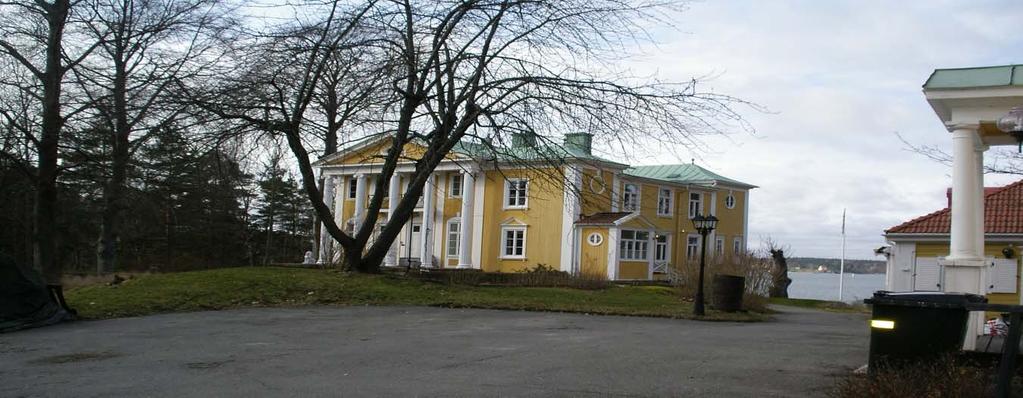 Almdalens gårdsfasad, till höger skymtar annexet. Foto Hans Persson Almdalens entré med torn. Foto 2010 Almdalens lusthus.