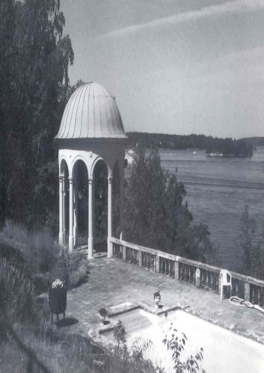 Karlshills ekotempel med terrass mot Höggarnsfjärden. Foto Laszlo Sallay 1994.